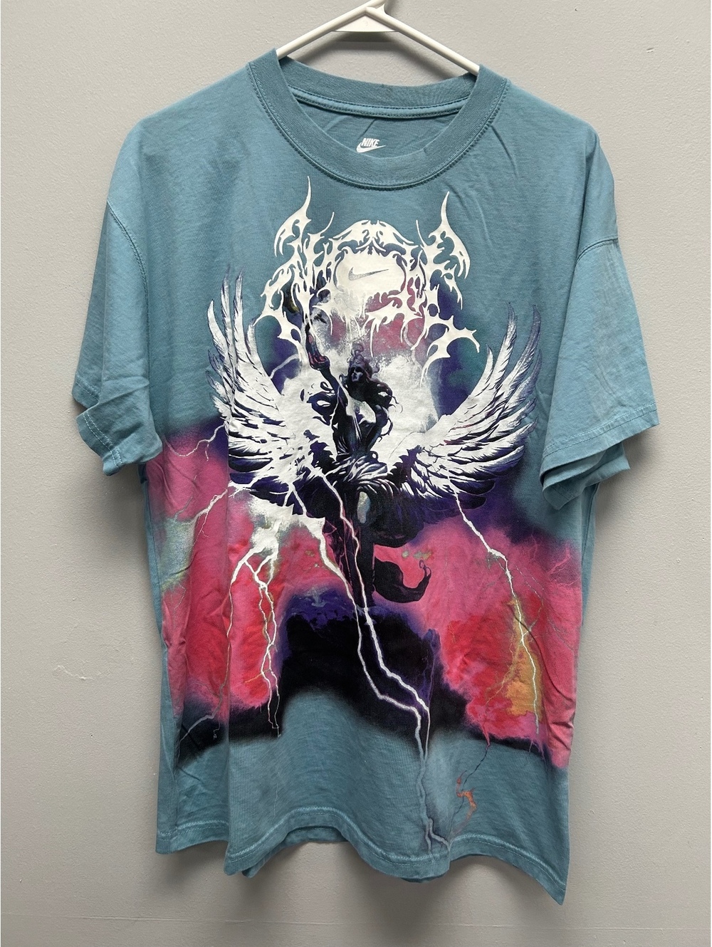 Nike Loose Fit Large Graphic T-Shirt with "Embrace Victory" Print